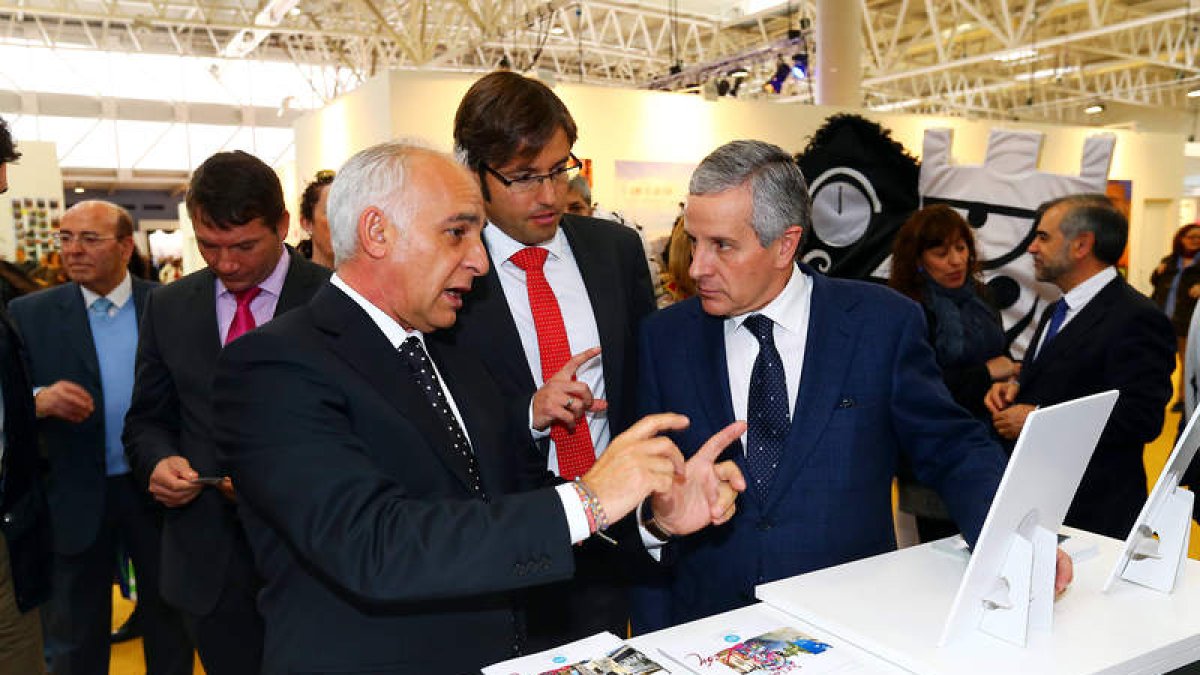 Una de las visitantes del stand de León.