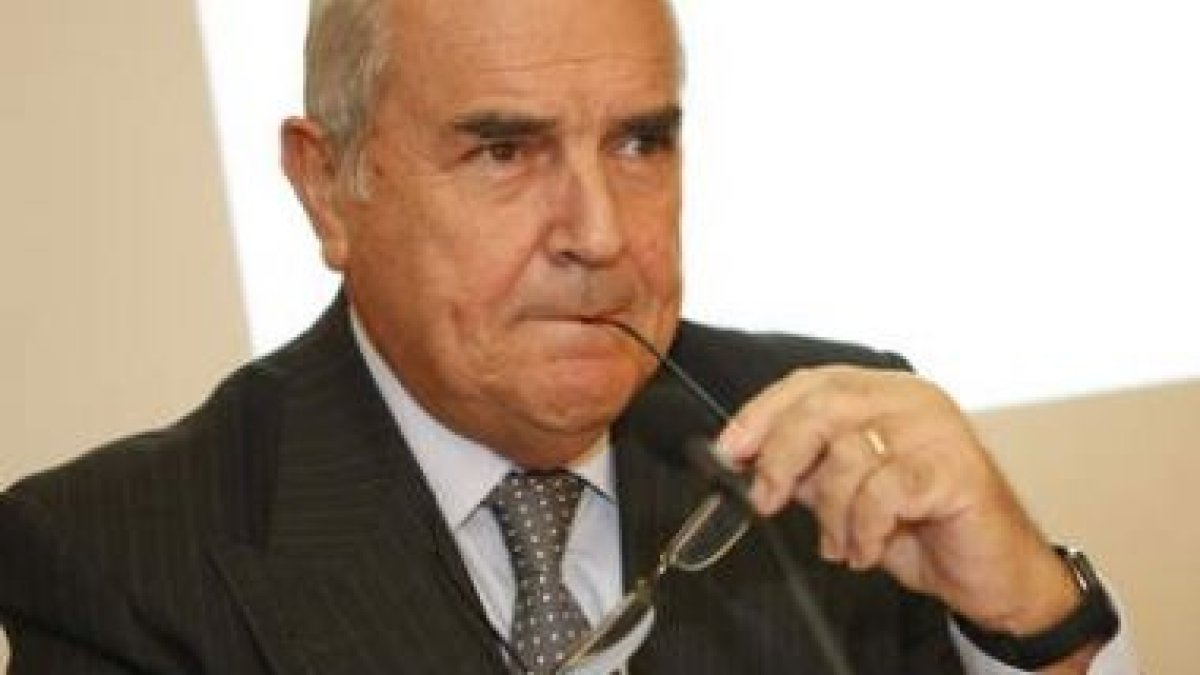 El general Luis Alejandre, durante su intervención en las jornadas en el Hostal de San Marcos.