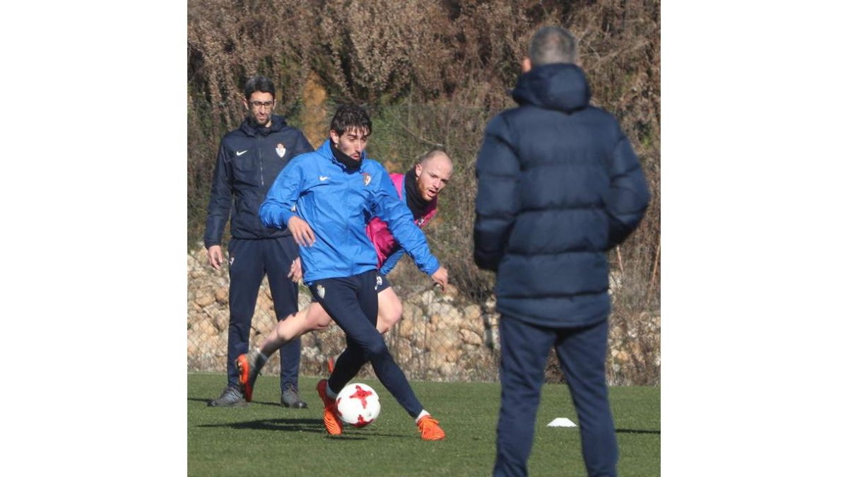 Carlos Terrazas observa a sus jugadores durante un entrenamiento en el Anexo. L. DE LA MATA