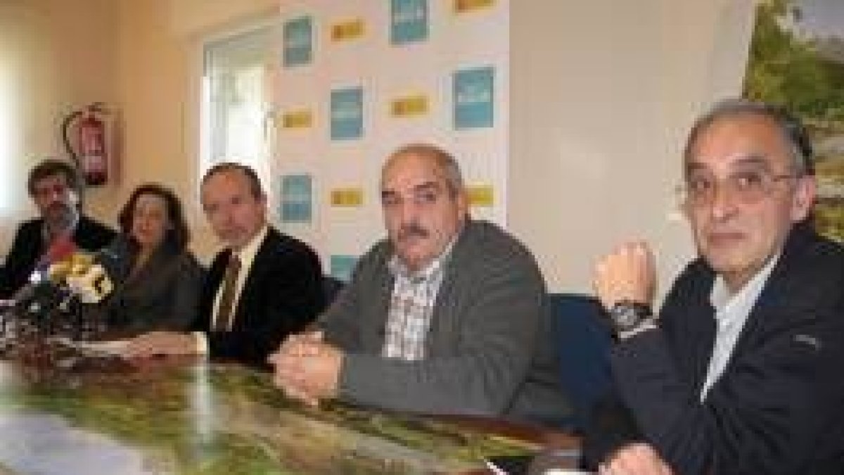 Representantes de los pescadores y de la Fundación Oso, con la CHN