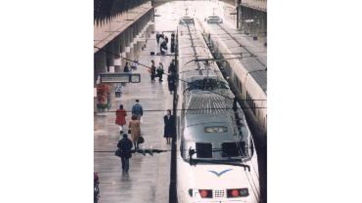 En la fotografía, un tren de alta velocidad en el andén de una estación
