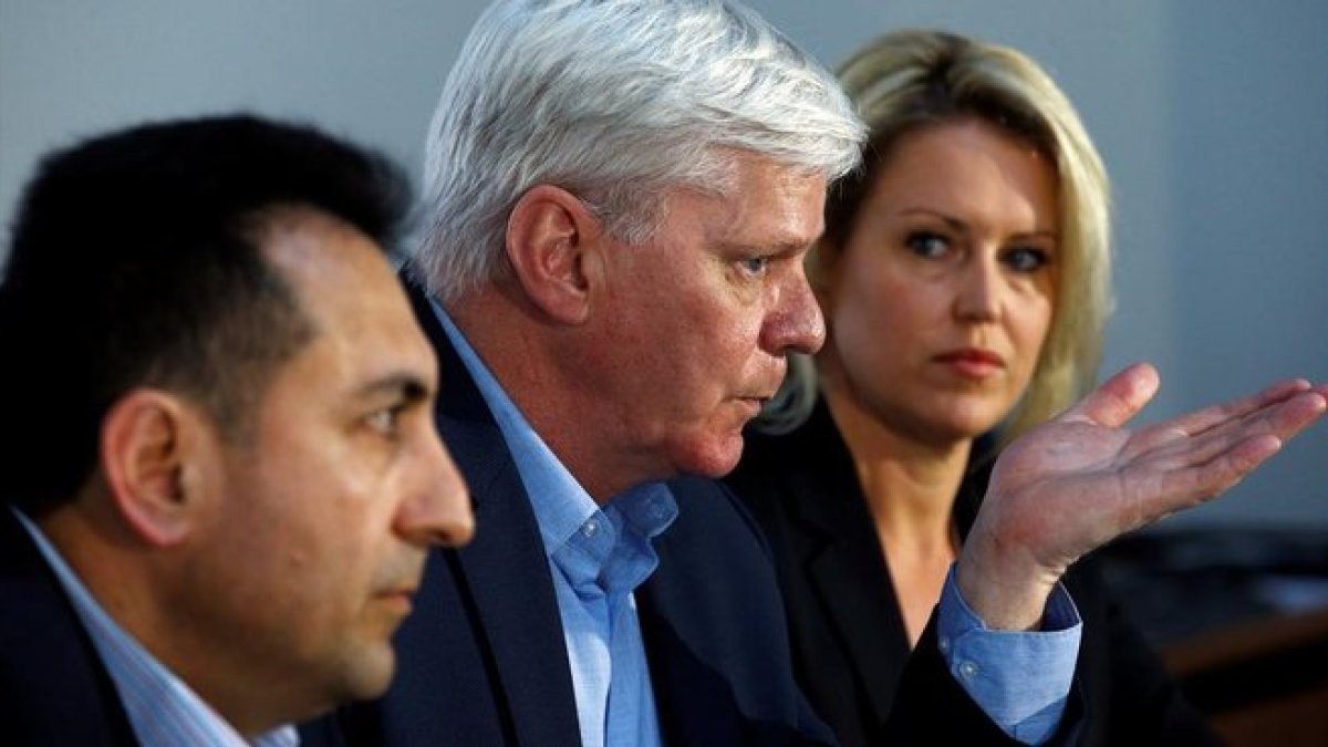 El editor de Wikileaks, Kristinn Hrafnsson, entre el exconsul de Ecuador Fidel Narvaez y la abogada de Assange Jennifer Robinson.