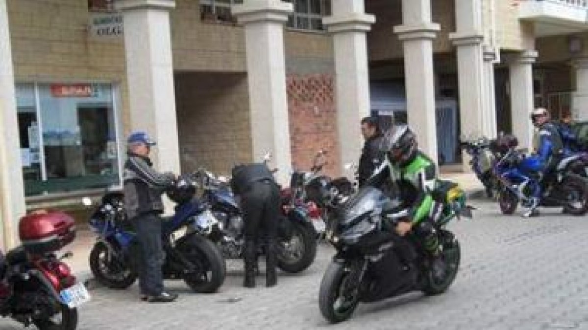 La llegada de moteros a Riaño en la primera edición del año pasado.