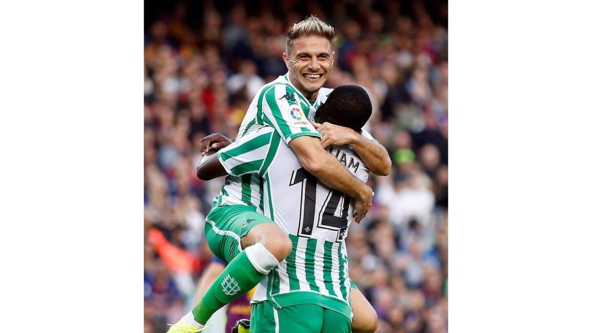 El delantero del Betis Joaquín festeja su gol contra el FC Barcelona. ALBERTO ESTÉVEZ