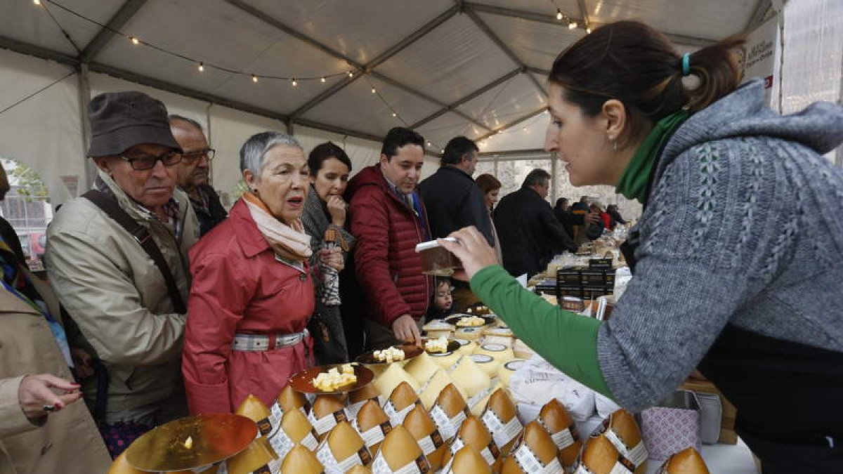 El público participa en la primera jornada del Salón del Queso de Astorga. JESÚS F. SALVADORES