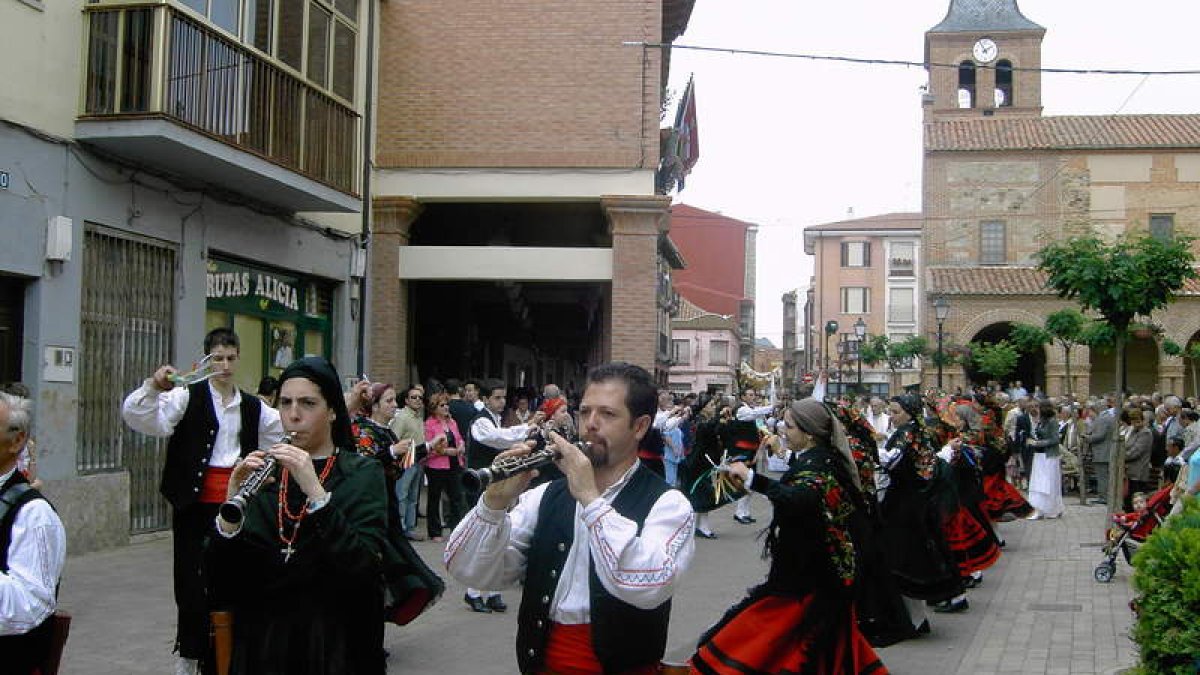 El Grupo de Coros y Danzas Virgen de la Guía, de Santa María del Páramo. MEDINA