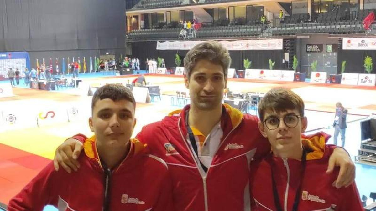 Los judocas del Club Kyoto posan con el seleccionador de Castilla y León de la categoría. DL