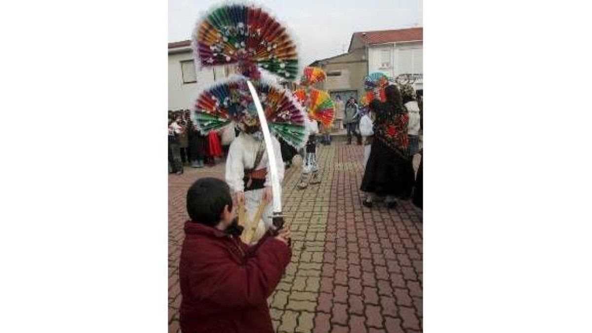 Lucha del tradicional antruejo con los nuevos artículos de carnaval