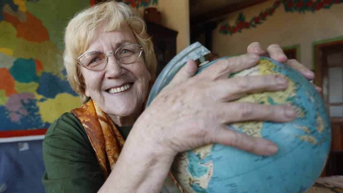 Eva Shenk posa con la bola del mundo, ya que las fronteras han marcado su vida.