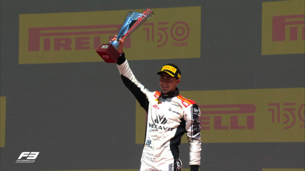 David Vidales con el trofeo que le acredita como ganador del Gran Premio de España en la Fórmula 3. FÓRMULA 3