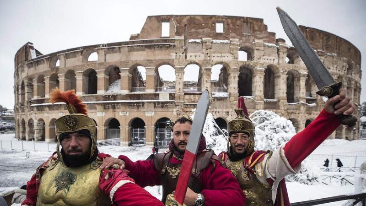 La primera nevada en seis años en Roma ofrece estampas románticas en el coliseo. ANGELO CARCONI