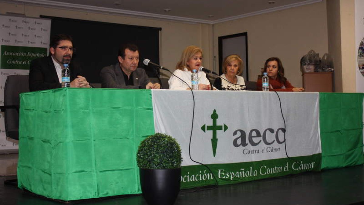 Francisco Jorquera, segundo por la izquierda, durante la conferencia de ayer. DL