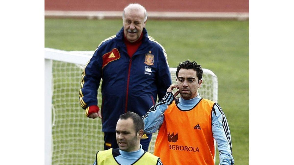 Del Bosque, Xavi e Iniesta, durante un entrenamiento de la Selección Española.