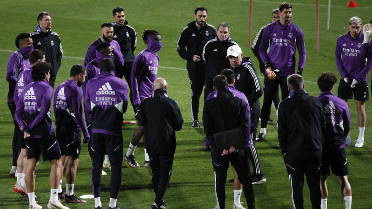 El técnico del Real Madrid, Carlo Ancelotti, dirige el entrenamiento de su equipo en Riad. CÁRDENAS