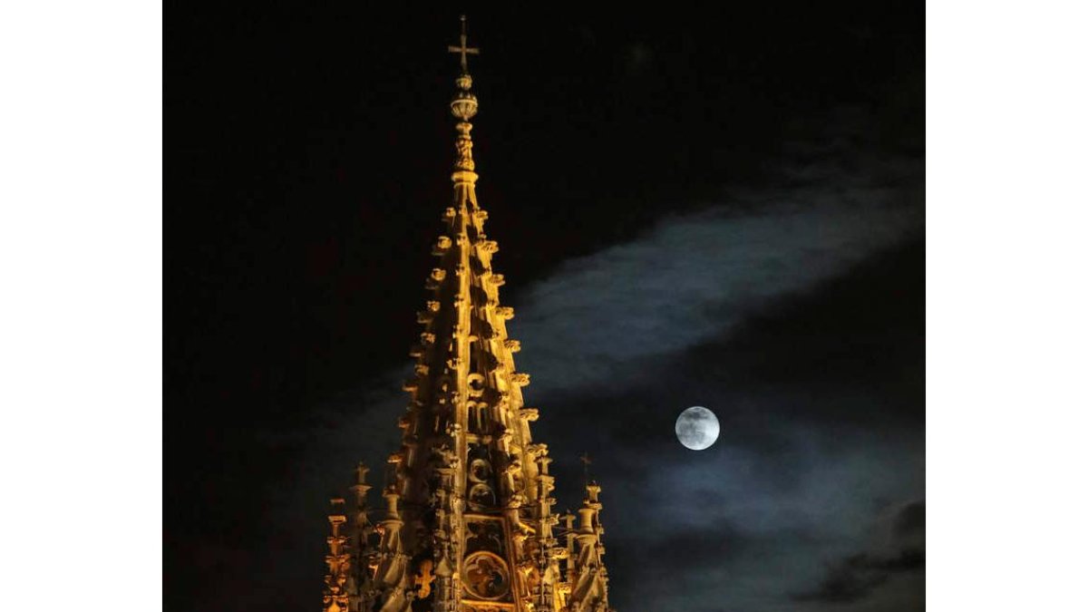 Vista de la torre de la catedral de Oviedo con la Luna en creciente el lunes. J. L. CEREIJIDO