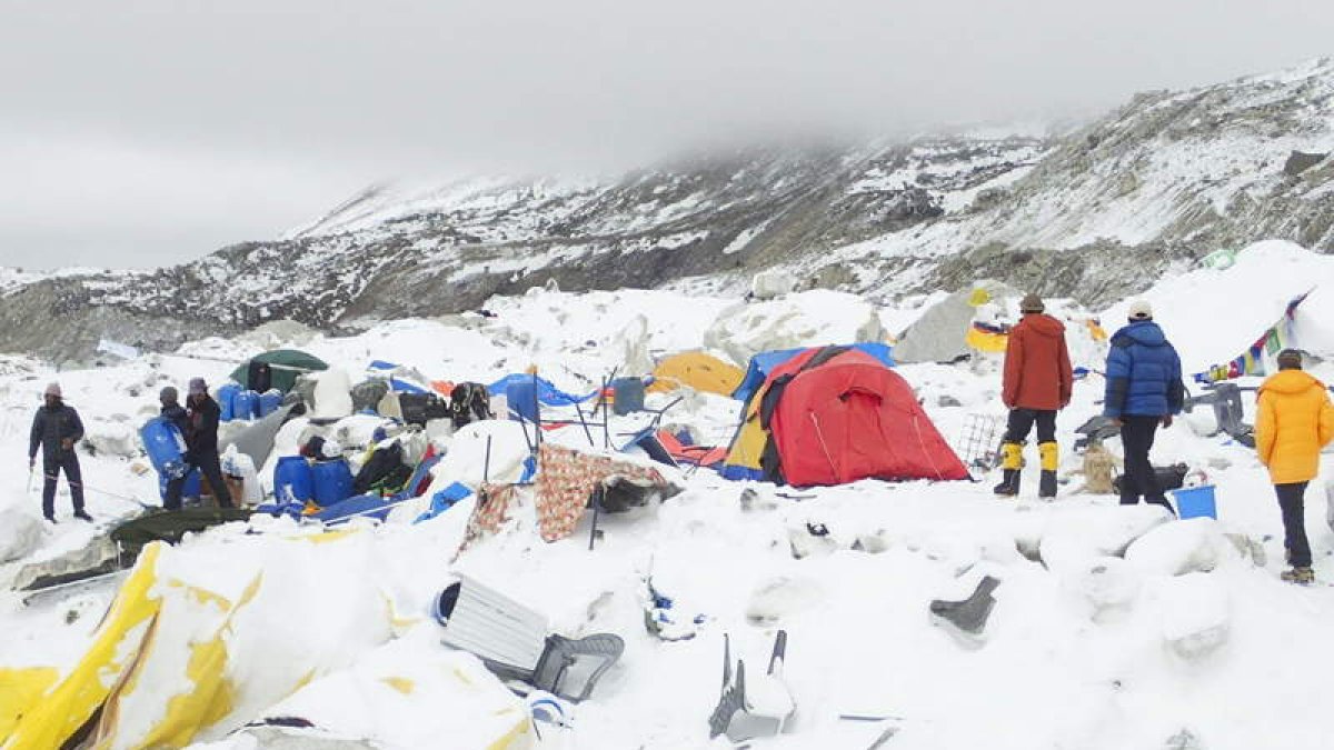 Uno de los campos base sorprendidos por el terremoto.