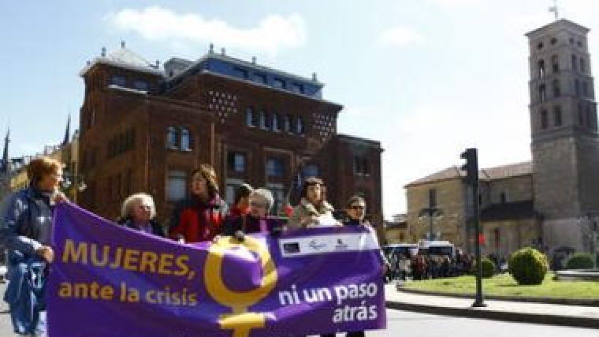 A la manifestación por el centro acudieron dos centenares de mujeres que reivindicaron sus derechos