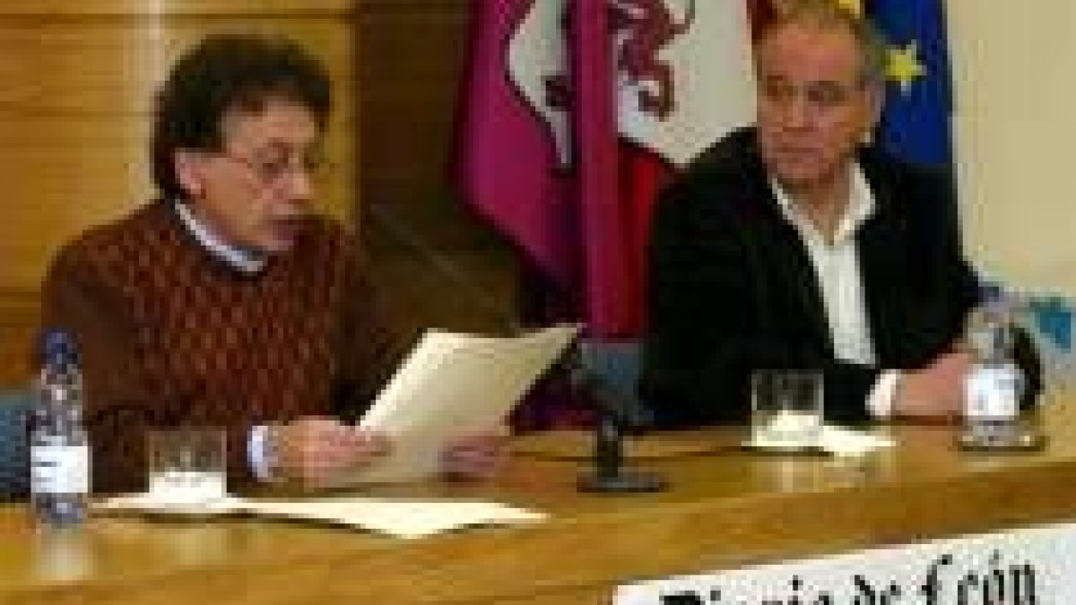 Marcelino Cuevas durante la conferencia junto al coordinador del Club de Prensa, Alfonso García