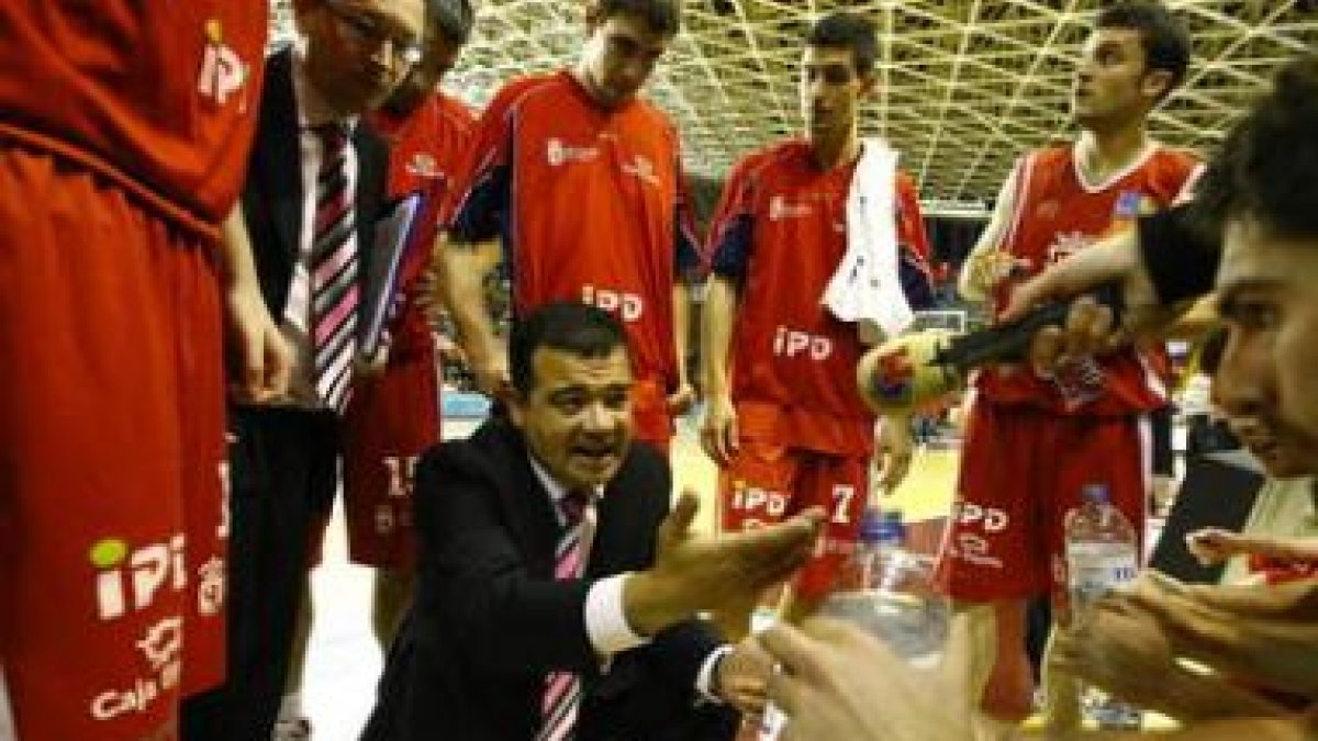 Javier de Grado da instrucciones en el último partido del play off disputado por León.