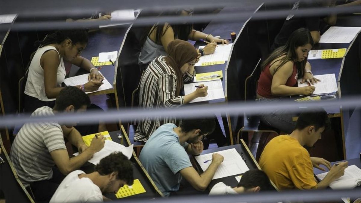 Estudiantes de selectividad en la Universitat Pompeu Fabra (UPF) el pasado junio.