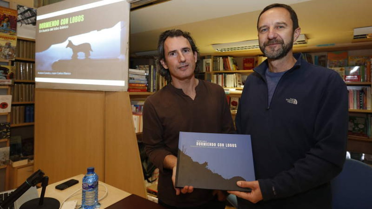 Andoni Canela, junto a José Luis García Lorenzo, ayer en León donde presentó su libro.