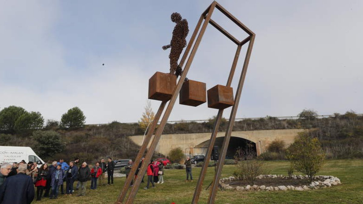 Un momento de la inauguración del monumento, ayer en el alto de Montearenas (Ponferrada). ANA F. BARREDO