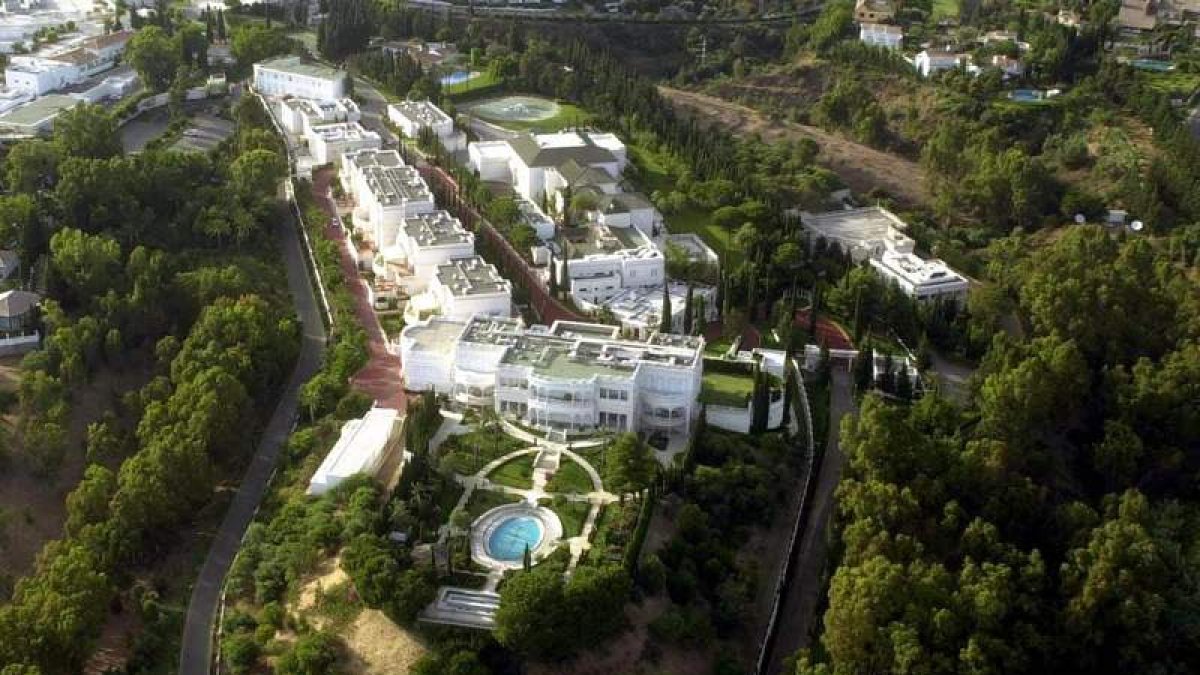 El Marbella, refugio estival de muchas de las dinastías árabes, la vivienda más cara a la venta roza los veinte millones. AL