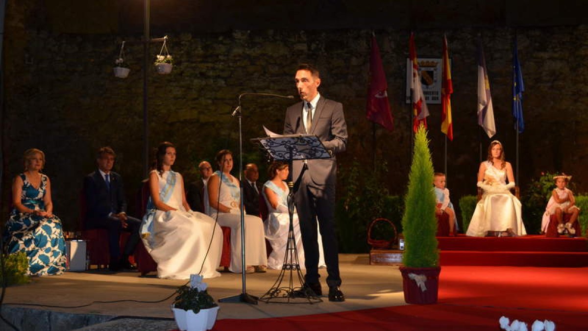 Jorge Barrientos Villoria durante su lectura del pregón inaugural de las fiestas de Valencia. MEDINA