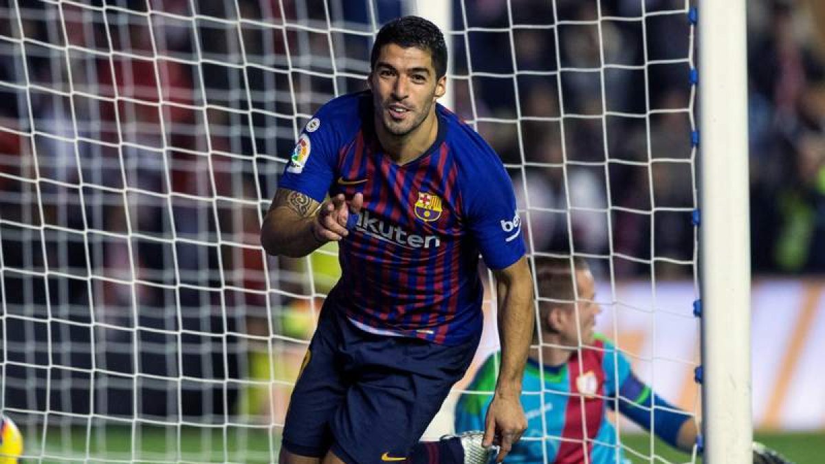 Luis Suárez celebra su segundo gol al Rayo Vallecano que dio el triunfo a un Barça con dudas. JIMÉNEZ