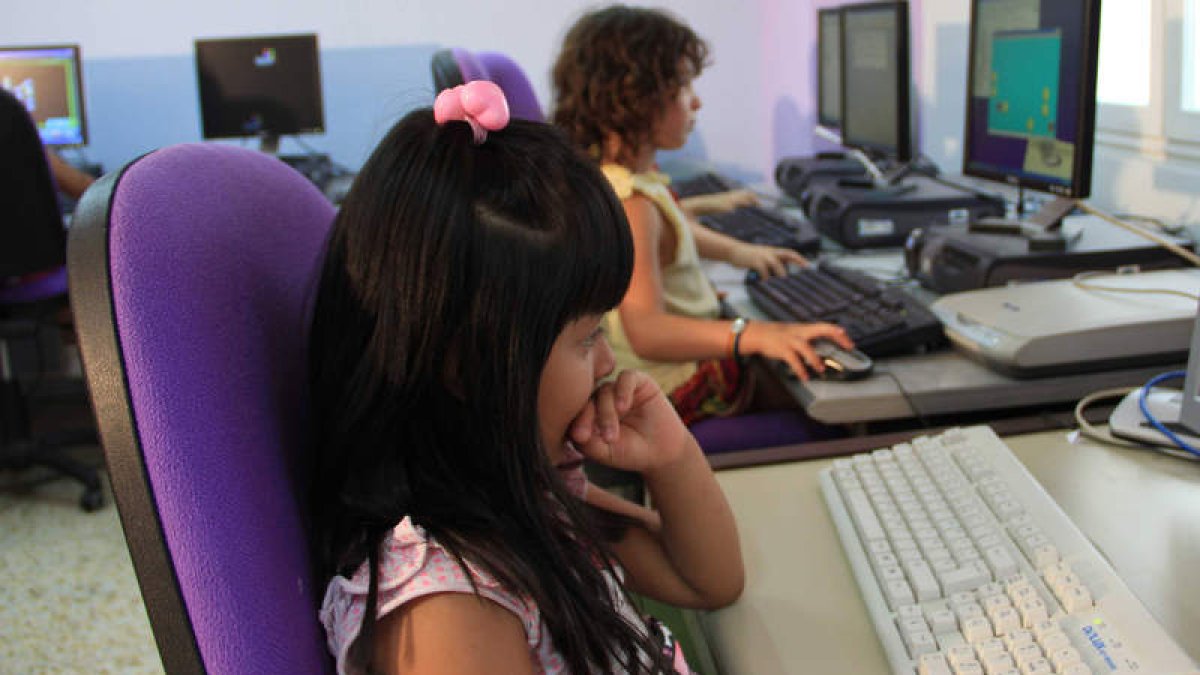 Una niña ante el ordenador durante la ludoteca de verano que organizó Isadora Duncan el año pasado.