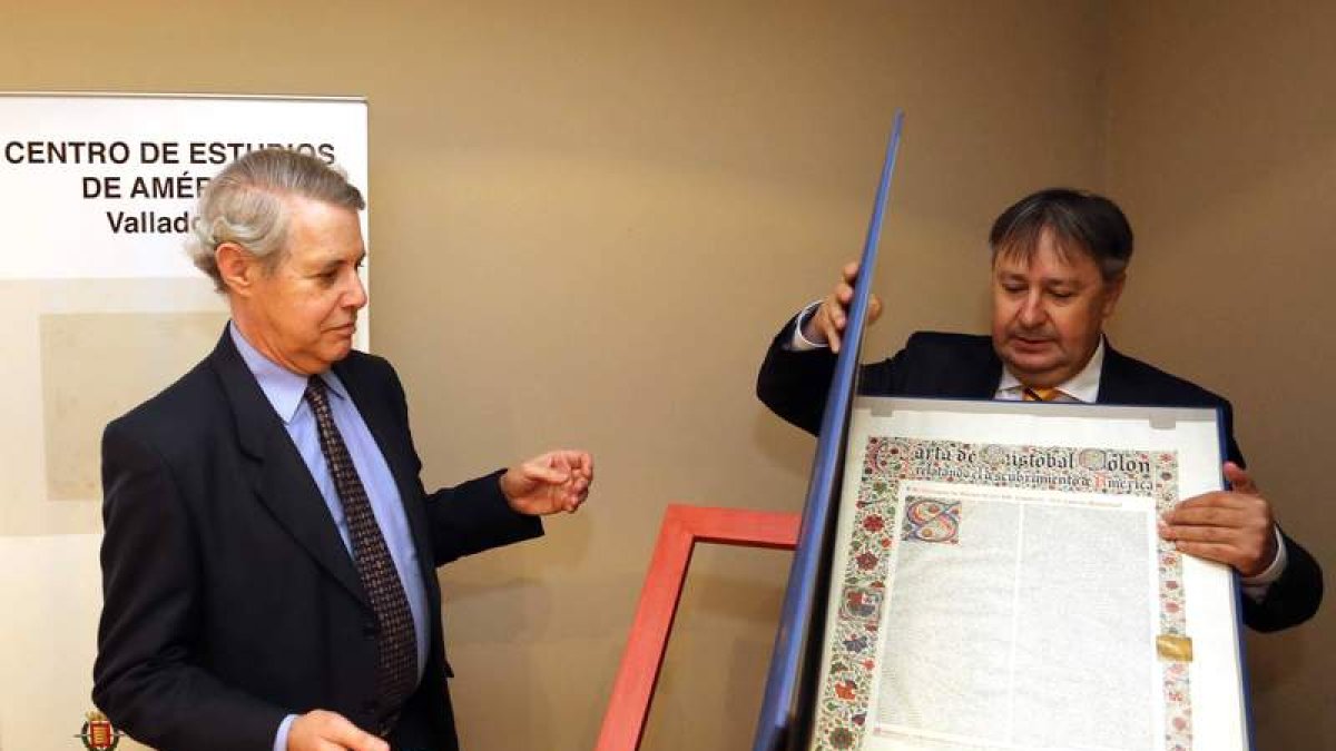 El vicealmirante de la Armanda Cristóbal Colón de Carvajal y el editor del Círculo Taberna Libraria, Dionisio Redondo, con un facsímil de la carta de Colón