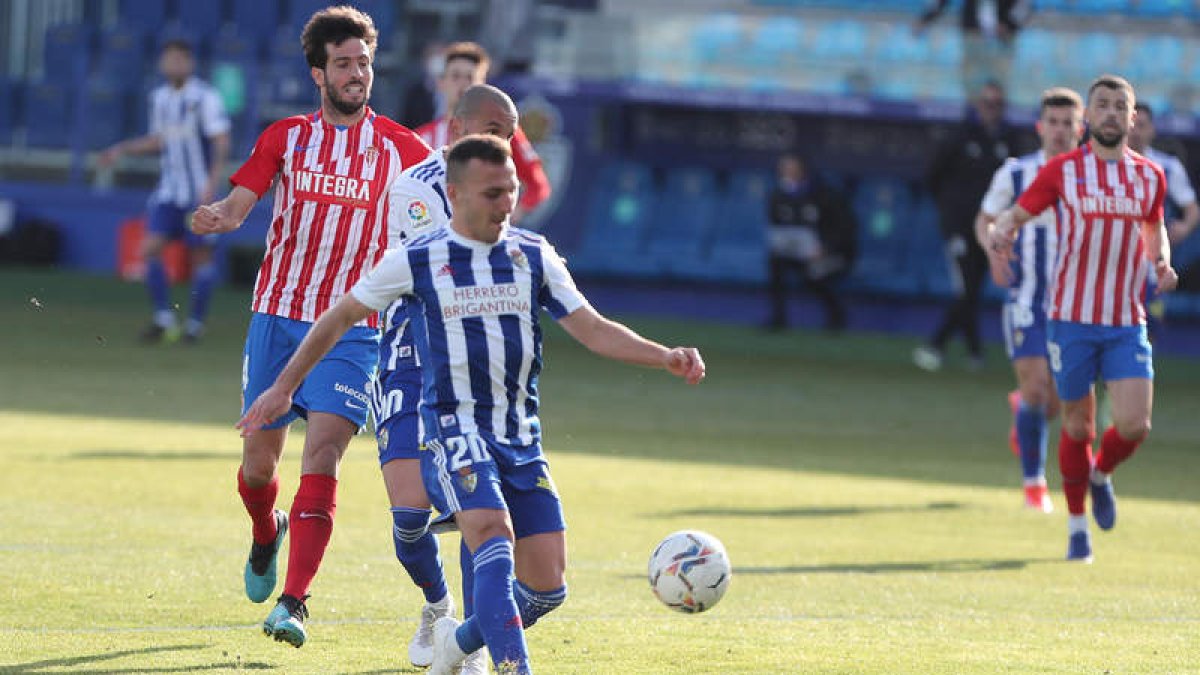 La imagen recoge el momento en el que Pablo Valcarce golpea el balón para lograr el gol que significó el empate del domingo. L. DE LA MATA