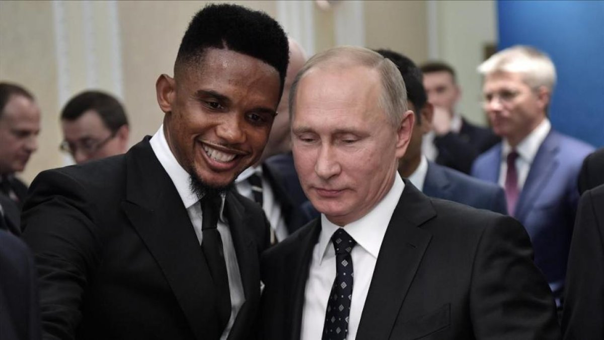 Samuel Etoo con Vladimir Puitn, el pasado diciembre.