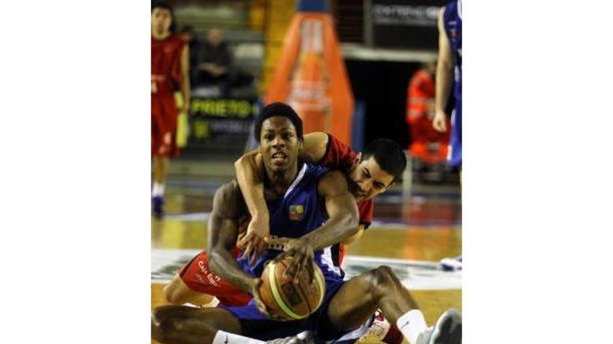 Seawright lanza a canasta ante la oposición de Foote en la acción que supuso el 31-42.