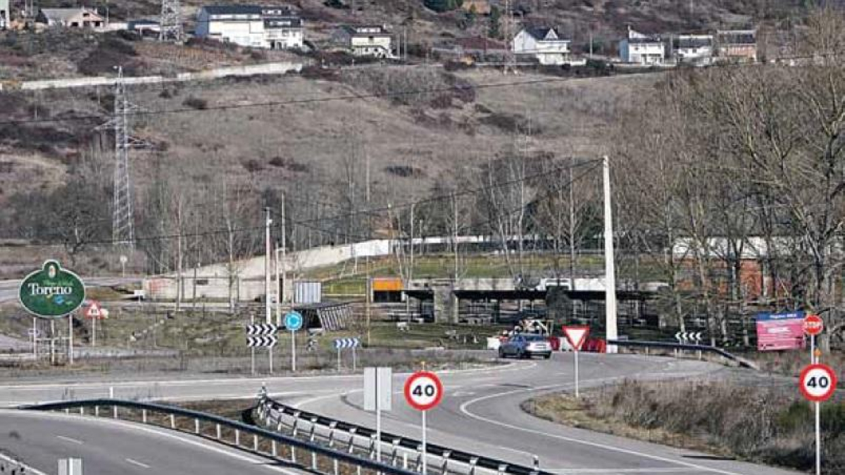 La autovía de Ponferrada a La Espina lleva ya décadas parada en Toreno.