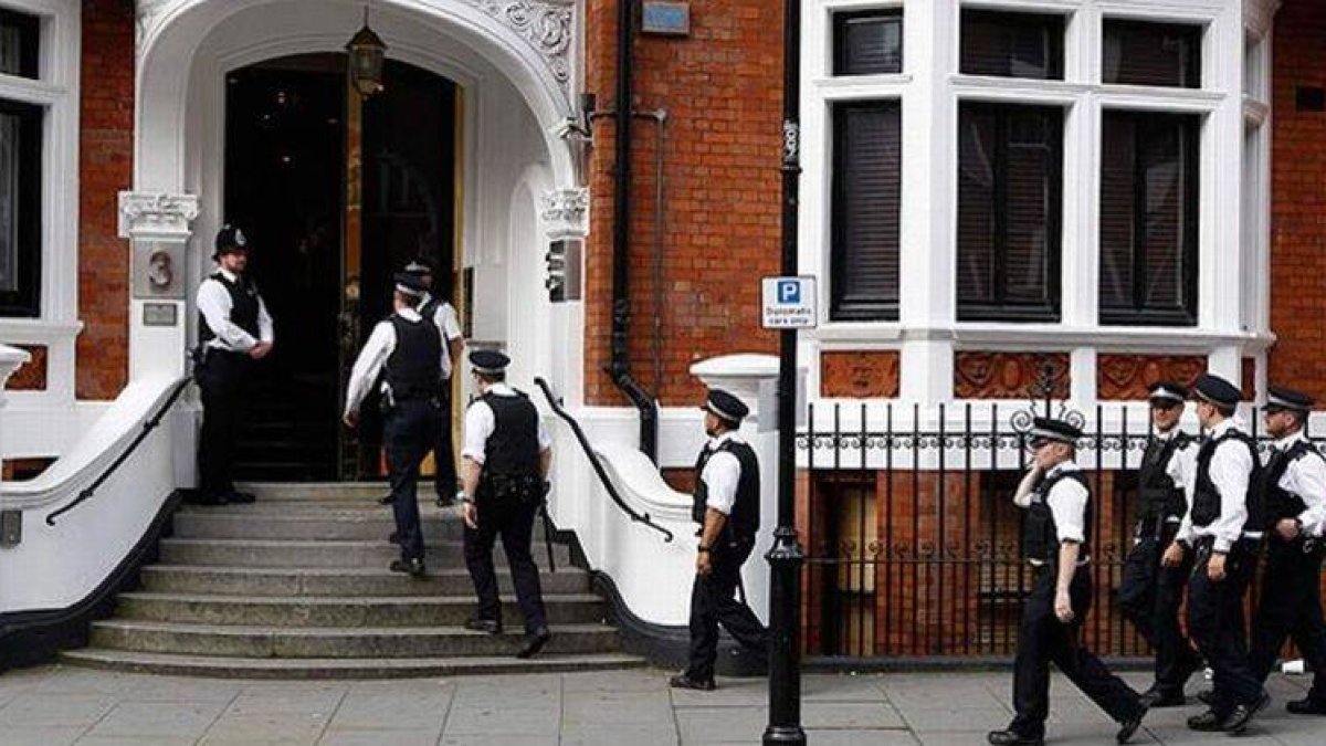 Agentes de la policía inglesa a su llegada a la embajada de Ecuador donde pidió asilo político el fundador de Wikileaks, Julian Assange
