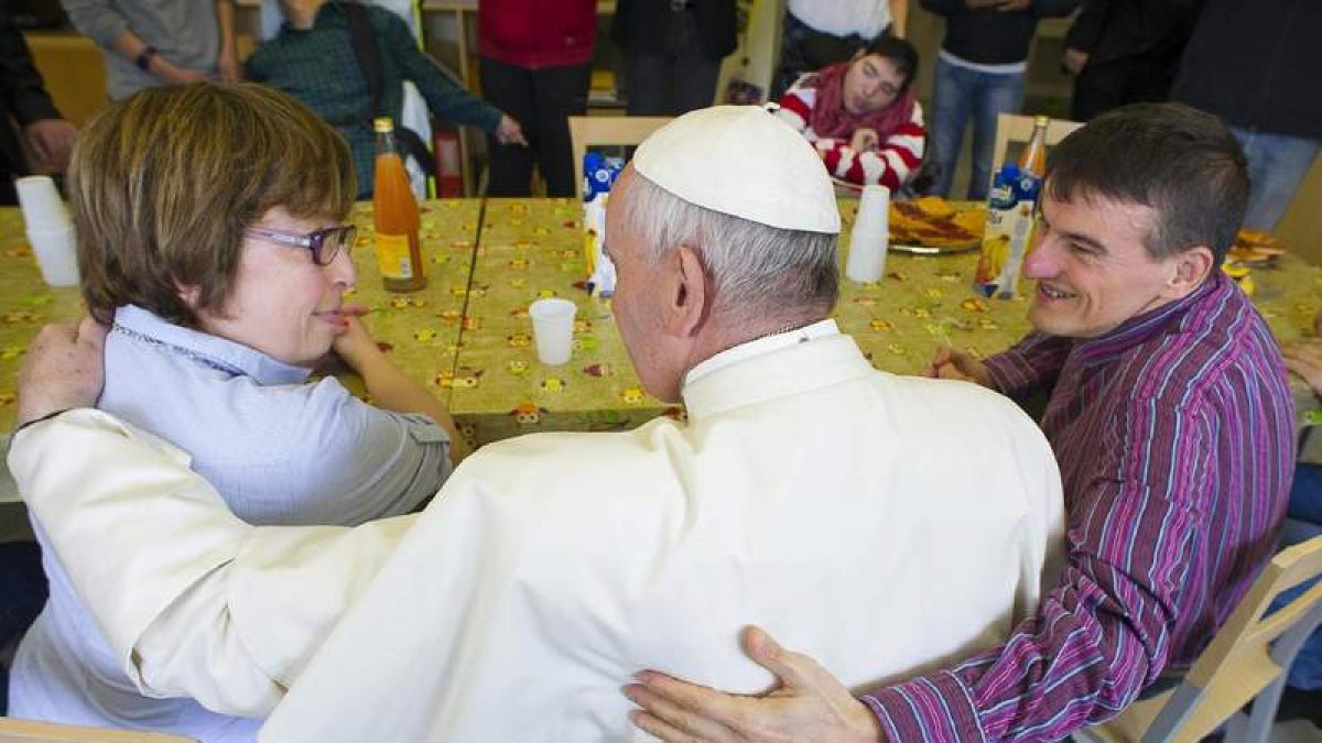 El papa, durante su visita ayer a una comunidad de personas necesitadas. OBSERVATORE ROMANO