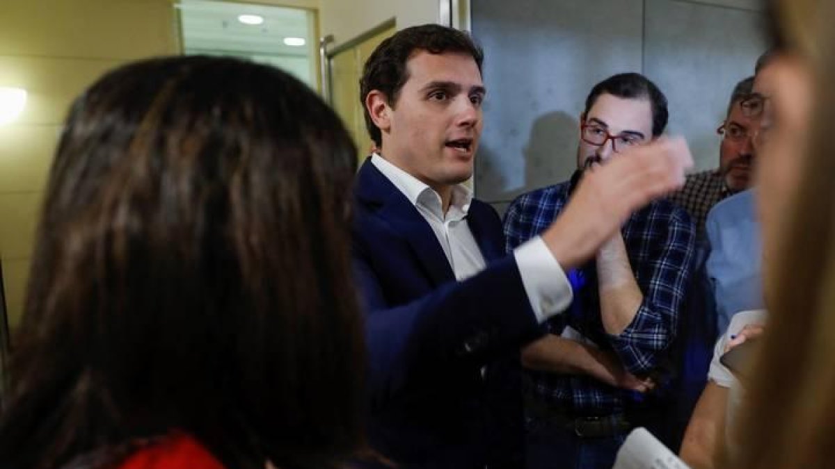 El líder de Ciudadanos, Albert Rivera, en declaraciones a los medios momentos previos a la rueda de prensa convocada hoy en el Congreso de los Diputados.