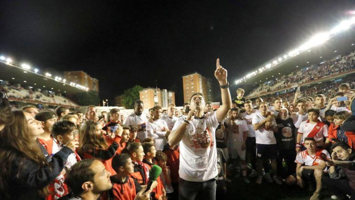 Míchel celebrando el asencenso a Primera como entrenador del Rayo.
