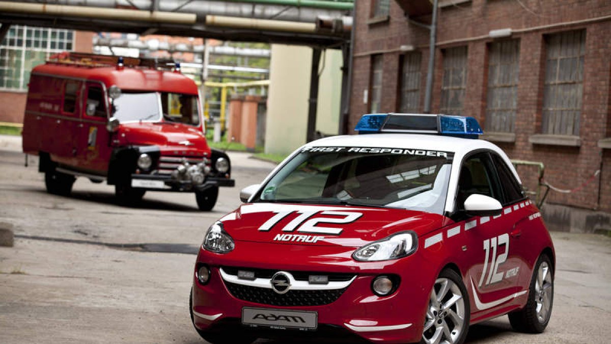 El utilitario Adam, versión «bomberos», junto al célebre veterano Opel Blitz que marcó toda una época.
