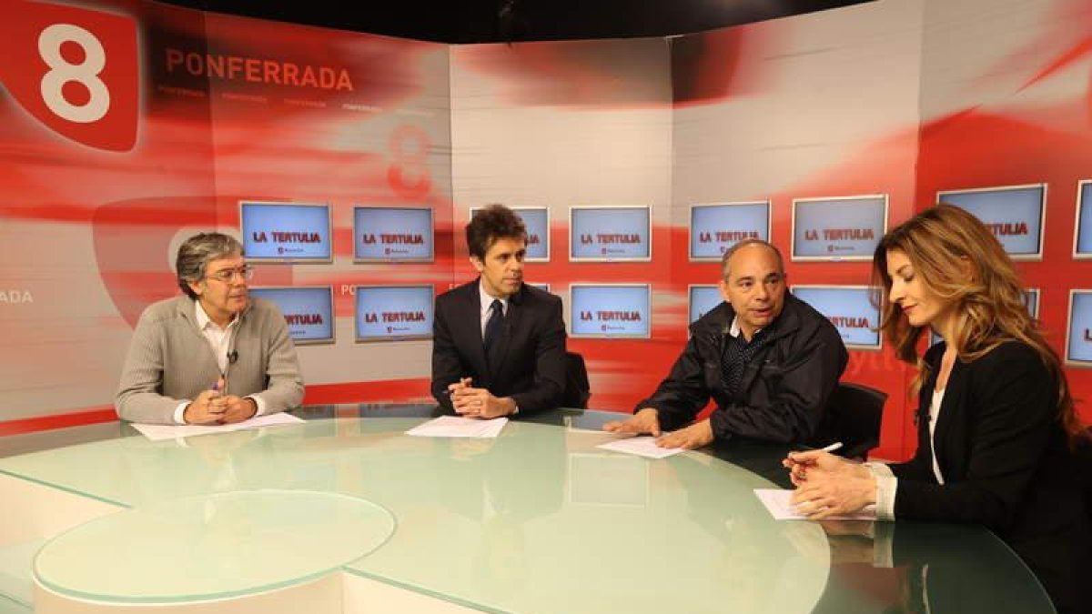 Manuel Félix, Miguel Ángle Blanco, Pedro Monasterio y Marisa Vázquez durante la emisión de La Tertulia de La 8 Bierzo.