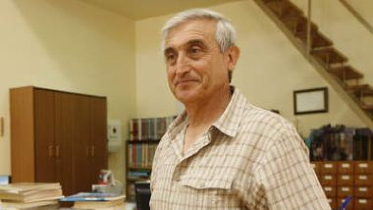 Fernando de Mata hace entrega de sus libros.