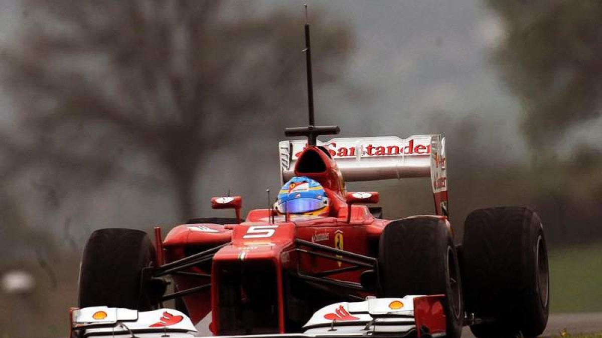 Fernando Alonso pilota su monoplaza durante los entrenamientos en el circuito de Mugello.
