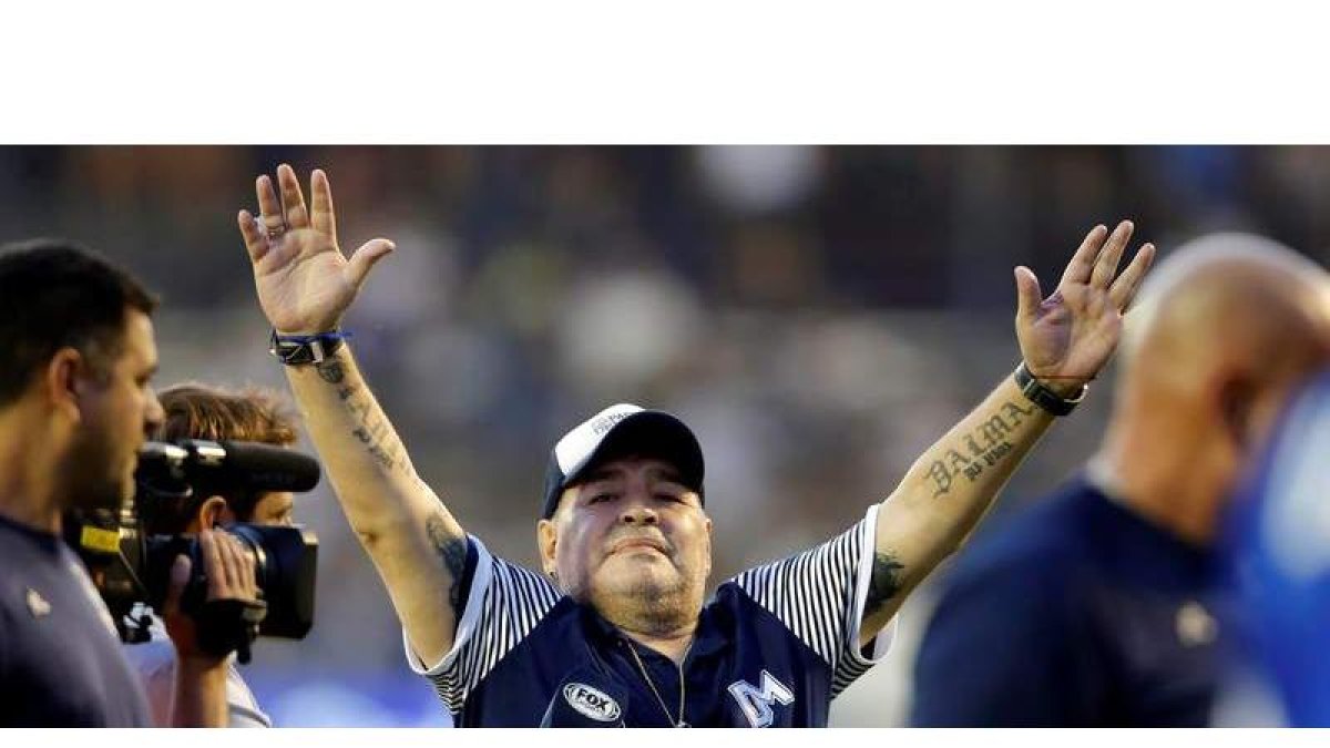 Maradona deja huérfanos a los millones de personas que admiraron la carrera deportiva del considerado por muchos como el mejor jugador de fútbol. ESTÉVEZ