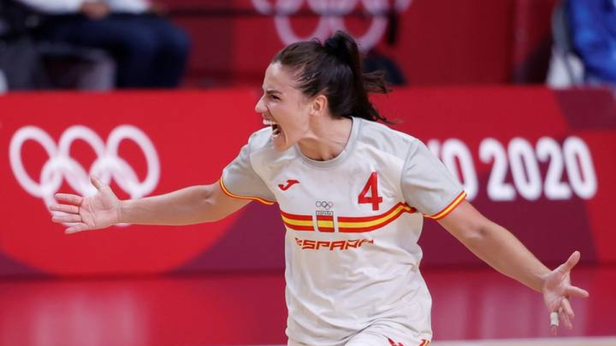 Carmen Martín de España celebra tras anotar contra Brasil. EFE/Kai Försterling