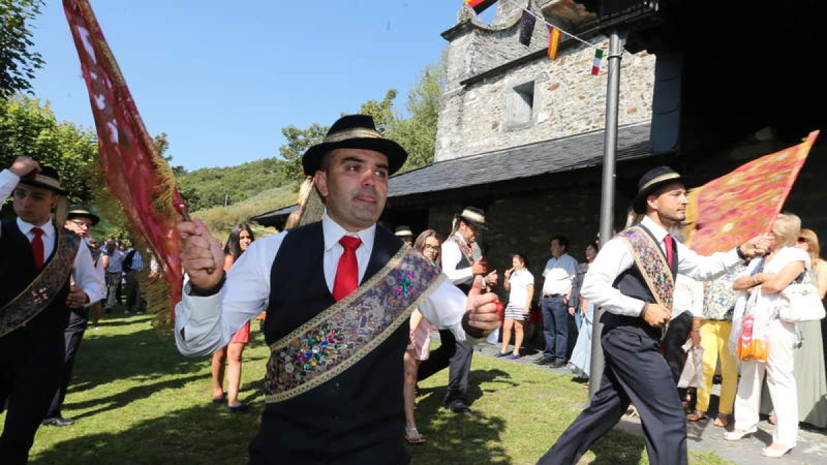Los danzantes de Chano y Peranzanes tomaron el entorno del santuario de Trascastro en el día grande de Fornela