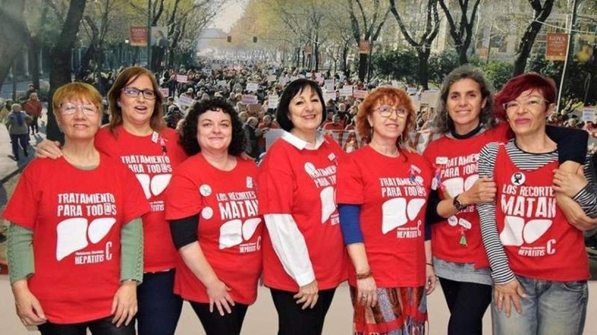 Rosa Flores (tesorera), Ana Fontán (secretaria), Trinidad Martos (vocal), Mª Jesús Santos (responsable de comunicación), Ángeles Fernández (presidenta), Pilar Merino (asesora) y Elsa Tobeña (vicepresidenta). DL