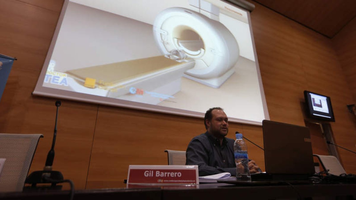 Presentación a cargo de Gil Barrero.