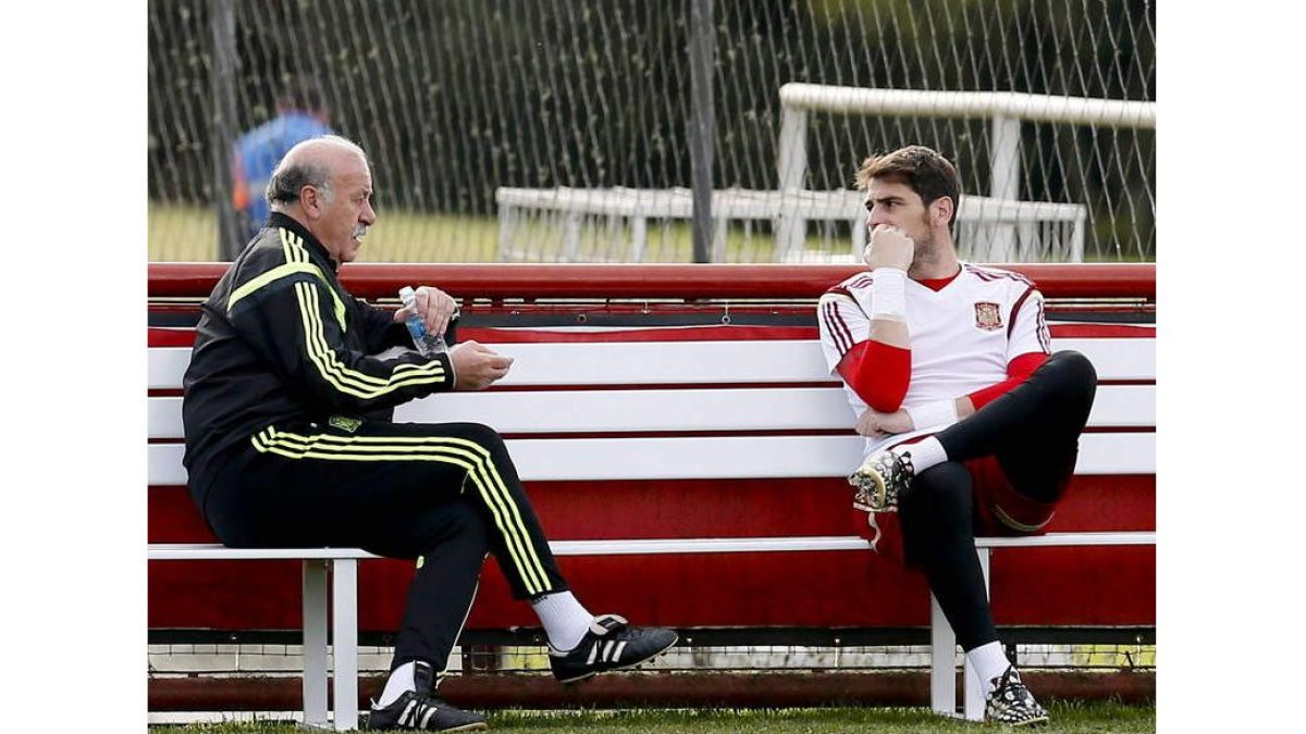 Del Bosque y Casillas conversan en un entrenamiento sobre los errores cometidos ante Holanda.