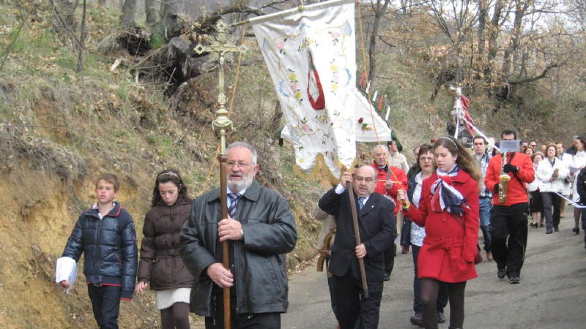 El viento hizo muy dificil procesionar con los estandartes en ciertos momentos de la procesión.